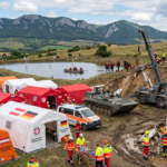 Letecký pohľad na vybudovanú základňu (Base of Operations) samaritánskych tímov v obci Veľké Ripňany počas cvičenia FTX 2026, zobrazujúci stany poľnej ošetrovne, technické zázemie a zásahové vozidlá v koordinovanom usporiadaní.